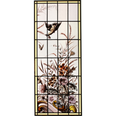 Décor fleuri avec oiseau et papillon