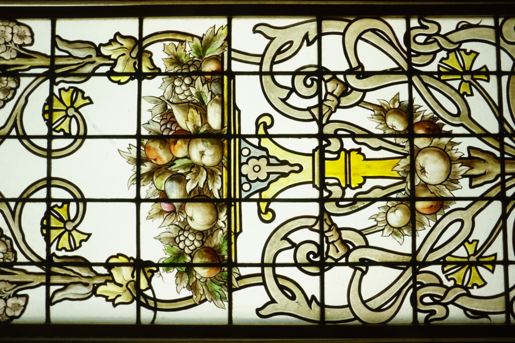 Corbeilles de fruits et volutes fleuries – Image 2