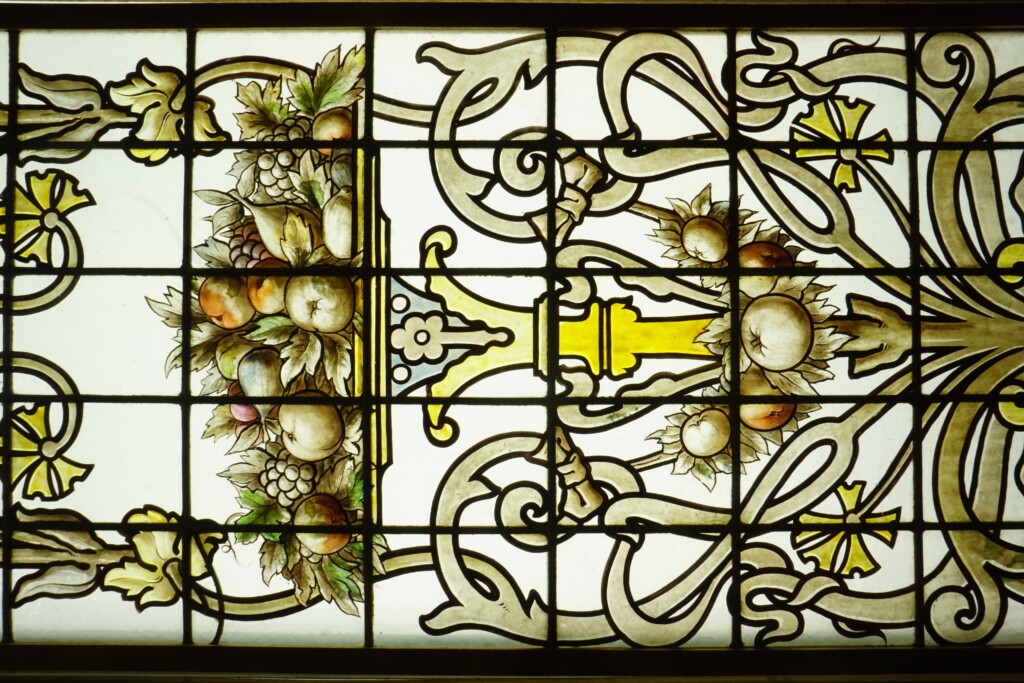 Corbeilles de fruits et volutes fleuries – Image 10
