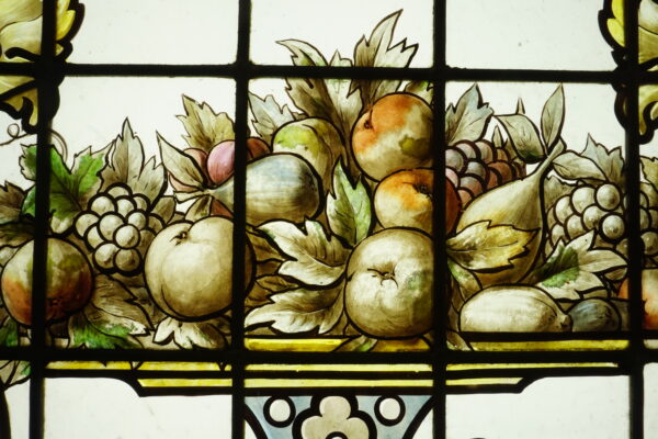 Corbeilles de fruits et volutes fleuries – Image 3