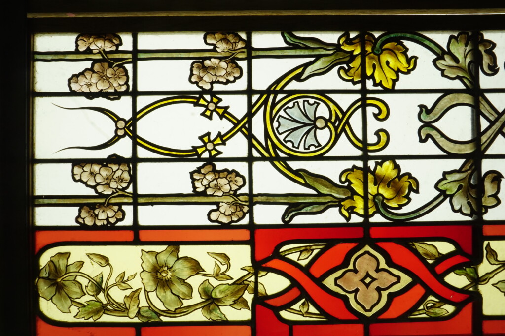 Corbeilles de fruits et volutes fleuries – Image 6
