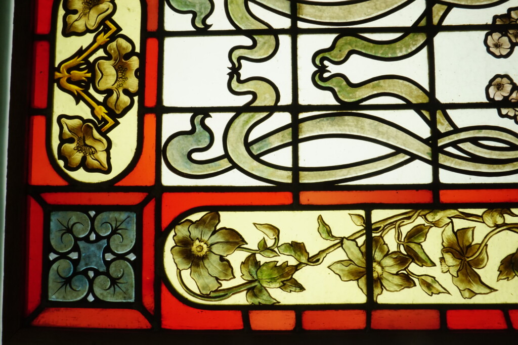 Corbeilles de fruits et volutes fleuries – Image 4